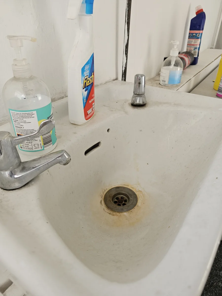 The same Growatt office washbasin before cleaning